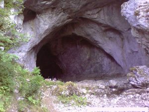 دفینه های مخفی در غارها
